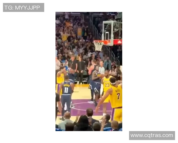 姚明上篮挥拳展现霸气风范引发全场欢呼与热烈反响 姚明上篮挥拳展现霸气风范引发全场欢呼与热烈反响